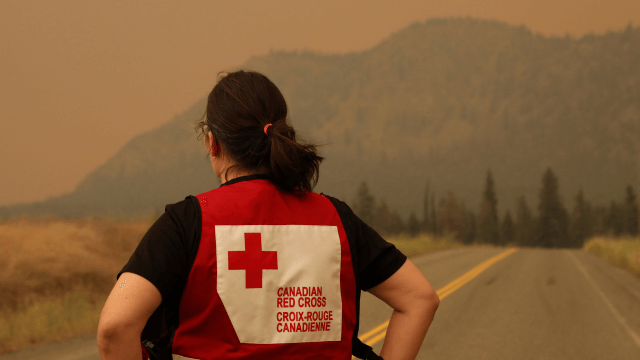 Un volontaire de la Croix-Rouge canadienne surveille les incendies à Kamloops